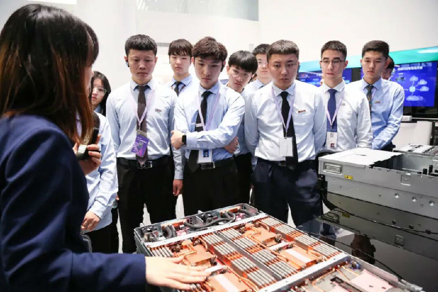 八维职业学校：解锁人工智能无限可能，开启人工智能精英成才之路